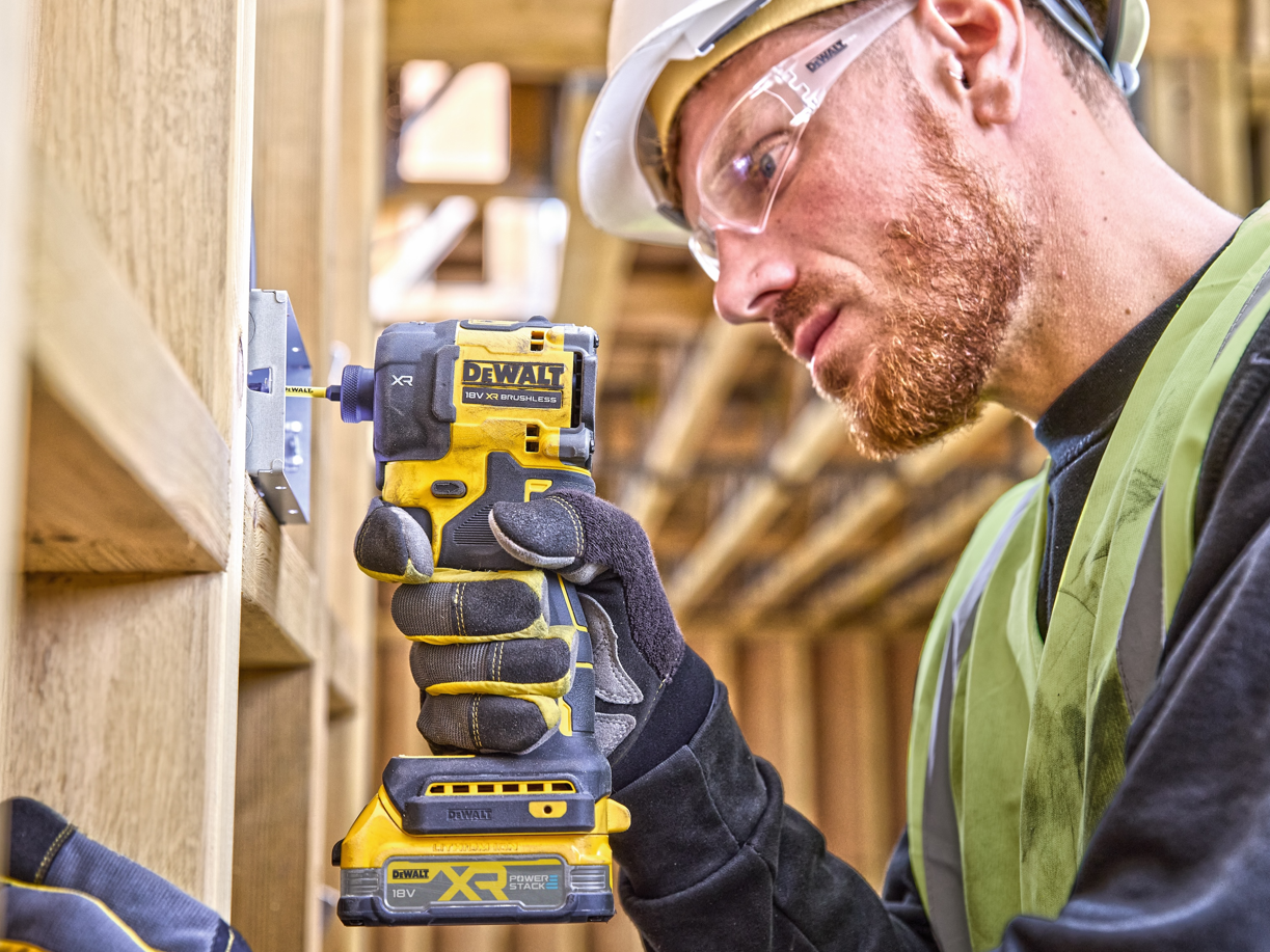 Ein Arbeiter verwendet einen Dewalt-Akkuschrauber