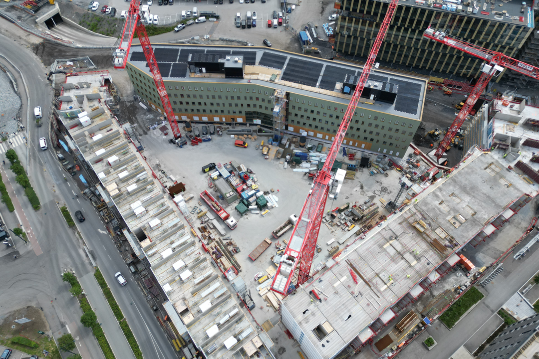 Der neue Firmensitz von Veidekke in Oslo zeichnet sich durch nachhaltige Materialien und eine moderne Energieversorgung aus. Die Büros können voraussichtlich ab Januar 2025 bezogen werden. Der Blick auf die Wolffkrane auf der Baustelle in Oslo