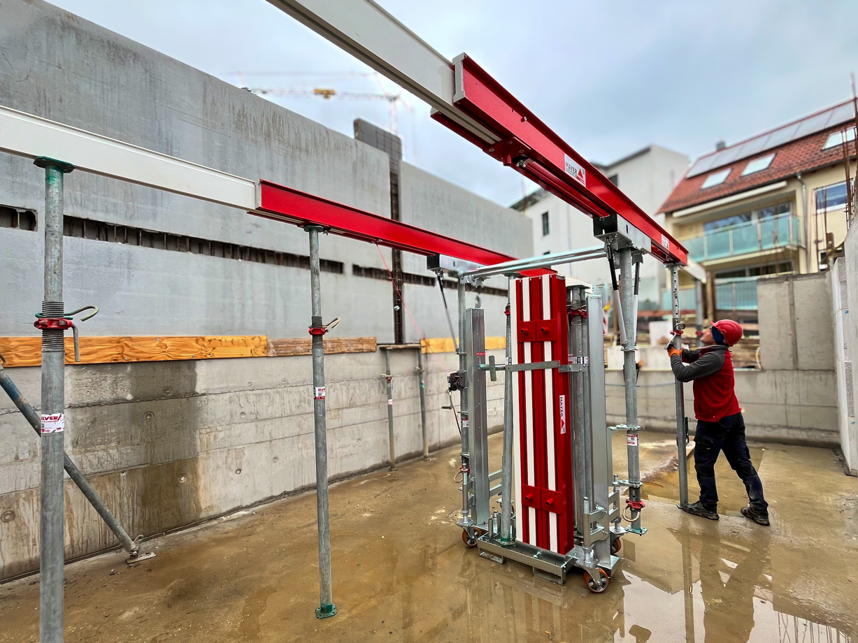 klappMAX: Eine neue Ära in der Deckenschalung? Ein Arbeiter installiert klappMAX von Mayer Schaltechnik auf einer Baustelle
