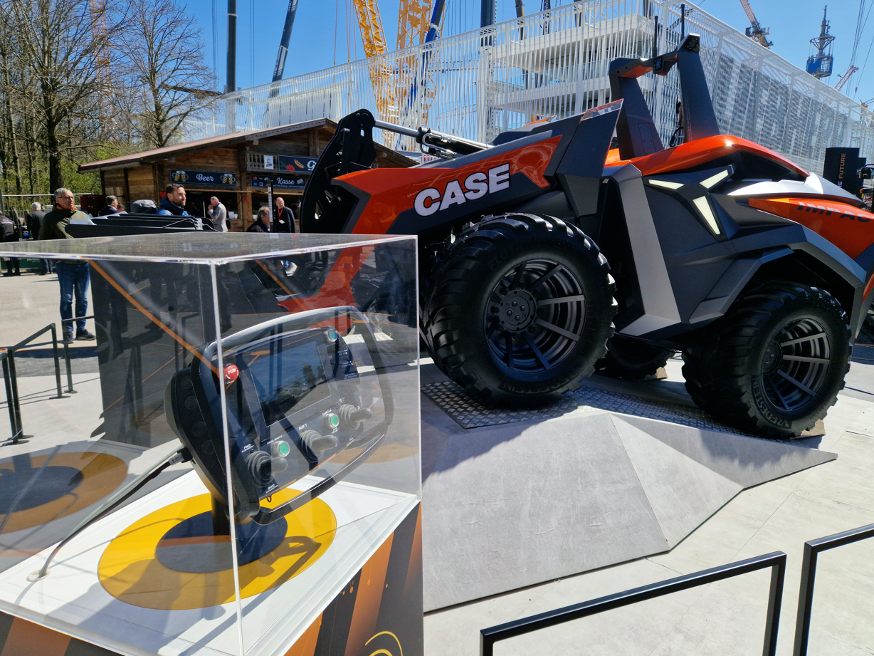 Ein roter autonom fahrender Lader von Case