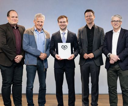 Dr. Antonius Büscher für Arbeit zum Einsatz eines KI-Modells zur Risikoeinschätzung bei Verdacht auf Herzinfarkt ausgezeichnet Matthias Bescherer, Sana Kliniken AG; Prof. Armin Welz, DSHF, Dr. Antonius Büscher Universitätsklinikum Münster, Prof. Dr. Benjamin Meder, Sprecher Sektion eCardiology, DGK, Prof. Dr. Thorsten Dill, Sana Krankenhaus Benrath