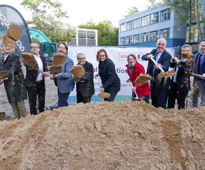 Chemical Invention Factory in Berlin: Europas größte Laborinfrastruktur für Grüne Chemie Die Verantwortlichen beim ersten Spatenstich zum Bau der Chemical Invention Factory