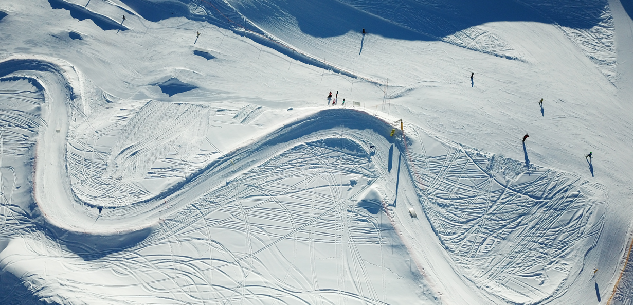 PFAS im Schnee: Ewigkeitschemikalien aus fluorhaltigen Skiwachsen auf Pisten und Loipen Schnee- und Bodenproben auf der Loipe, die Ewigkeitschemikalien untersucht wurde enthält PFAS.