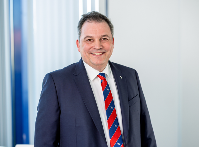 Ralph Kleideiter übernimmt Vertrieb bei Schmitz Cargobull Ralph Kleideiter ist neuer Vertriebsvorstand bei Schmitz Cargobull und lächelt in die Kamera