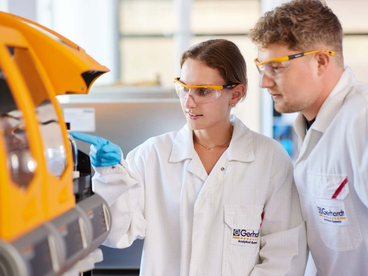 C. Gerhardt: 180 Jahre Unternehmensgeschichte in der analytischen Labortechnik Mitarbeitende der C. Gerhardt GmbH & Co. KG