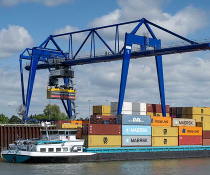 Contargo schließt Terminal-Ausbau ab: Neue Containerbrücke am Port Emmerich Contargo schließt Terminal-Ausbau ab: Neue Containerbrücke am Port Emmerich
