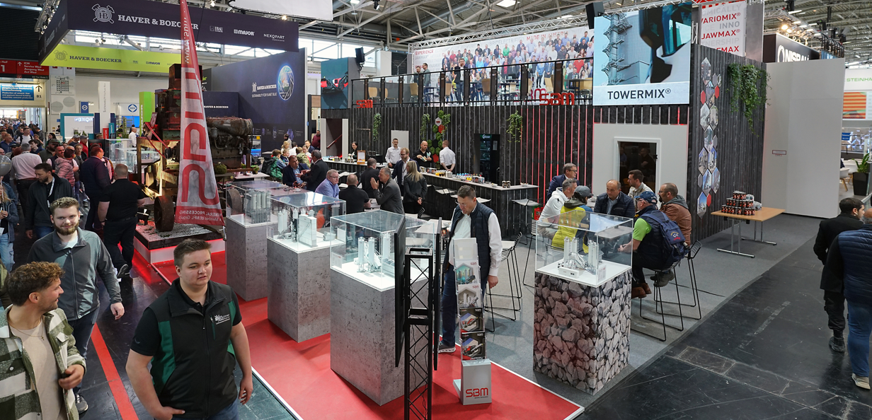 Auf insgesamt 650 m² Innen und Außenflächen begrüßte SBM seine Besucher auf der bauma 2025