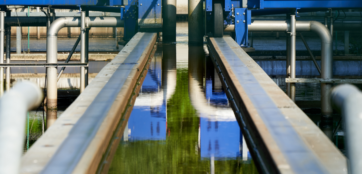 Abwassermonitoring zur Überwachung von Viren in Deutschland Detail einer Kläranlage in Deutschland: Blaue Stahlkonstruktion mit Rohren und Geländern. Filtert verschmutztes Wasser aus Gewässern.