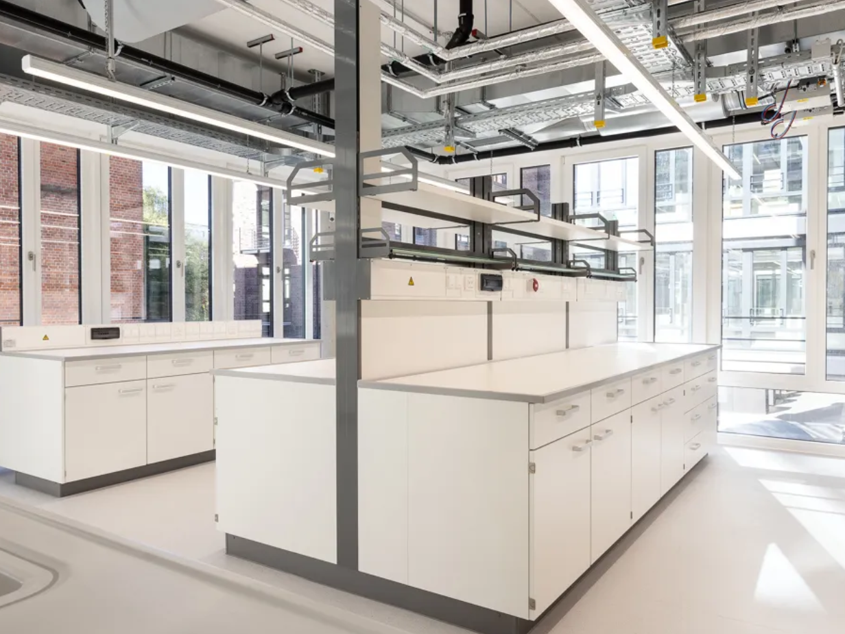 Das „House of Hair“ der Henkel AG, ist ein Labor, welches die Carpus + Partner AG in Hamburg geplant hat. Sie haben die Laborplanung übernommen und die CP Bauteam GmbH aus dem Carpus-Unternehmensverbund hat das Projekt realisiert. Im Labor: Das „House of Hair“ der Henkel AG, ist ein Labor, welches die Carpus + Partner AG in Hamburg geplant hat.