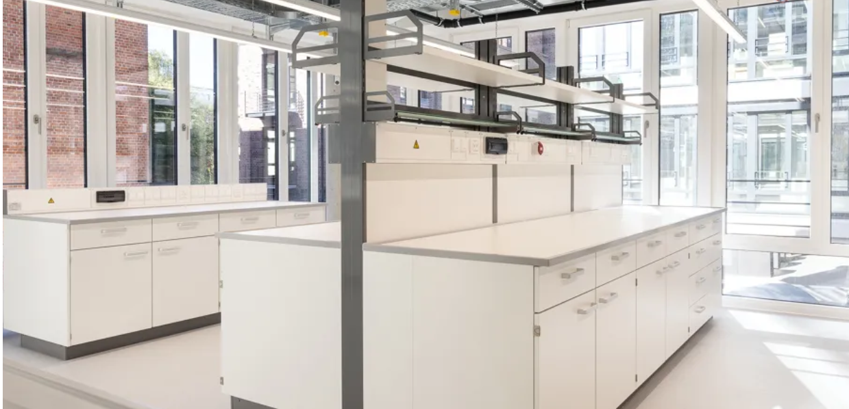 Das „House of Hair“ der Henkel AG, ist ein Labor, welches die Carpus + Partner AG in Hamburg geplant hat. Sie haben die Laborplanung übernommen und die CP Bauteam GmbH aus dem Carpus-Unternehmensverbund hat das Projekt realisiert. Im Labor: Das „House of Hair“ der Henkel AG, ist ein Labor, welches die Carpus + Partner AG in Hamburg geplant hat.