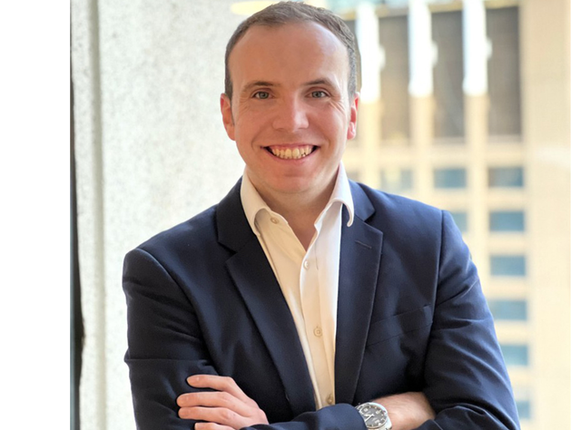 Aaron Lucid, Betonexperte und Partnerschafts- und Channel Manager bei Vemaventuri lächelt in die