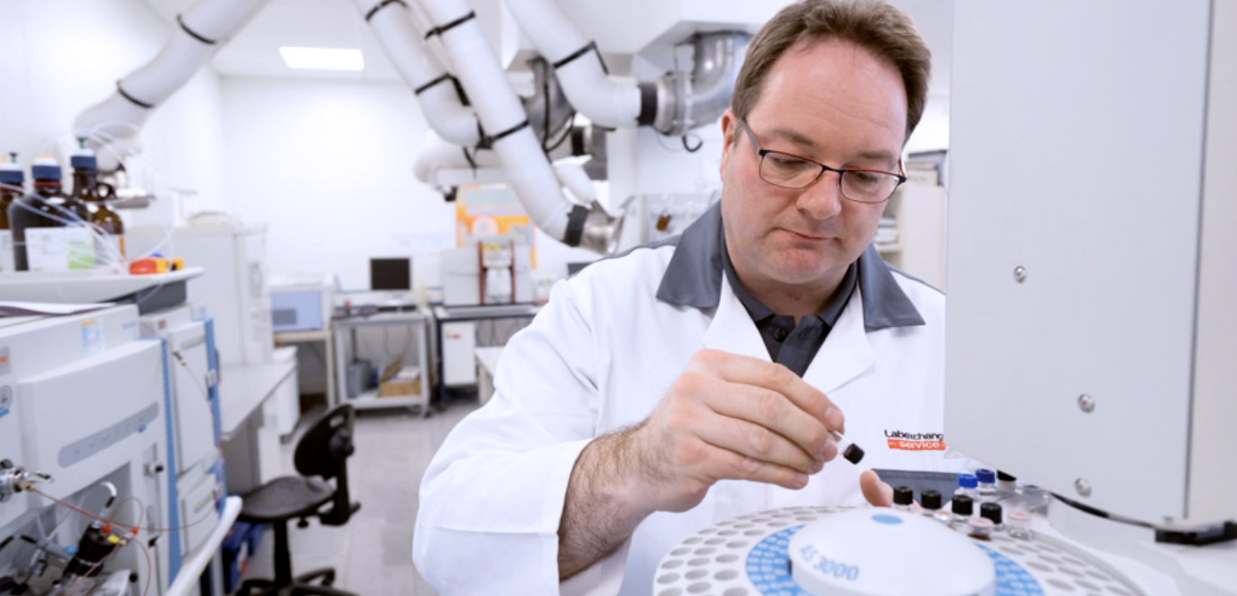 Technische Überprüfung der Geräte im Labor Technische Überprüfung einer Zentrifuge im Labor