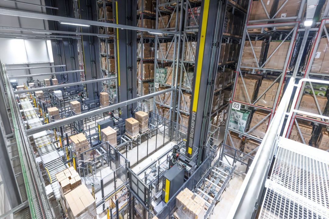 Nominiert als materialfluss Produkt des Jahres 2026: SSI Schäfer: Automatisiertes Hochregallager mit 40.000 Palettenstellplätzen Nominiert als materialfluss Produkt des Jahres 2026: SSI Schäfer: Automatisiertes Hochregallager mit 40.000 Palettenstellplätzen