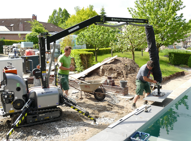 Eine neue Pflasterverlegemaschine PaveJet S24 im Einsatz auf der Baustelle eines Pools