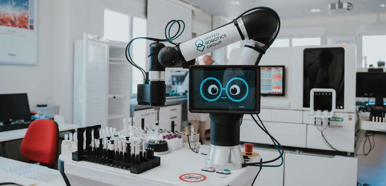 Robotik im Laboralltag: Wenn Roboter Routineaufgaben im Kliniklabor übernehmen Service-Roboter ulab Mobile von der United Robotics Group im Kliniklabor