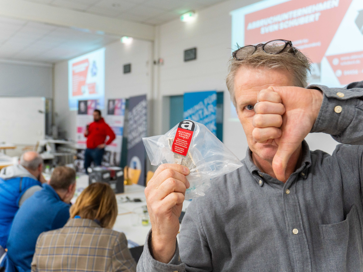 Erfolgreicher 7. Oldenburger Schnittstellentag: Asbest und Gefahrstoffe im Fokus Stefan Bohlken zeigt Asbest den Daumen runter