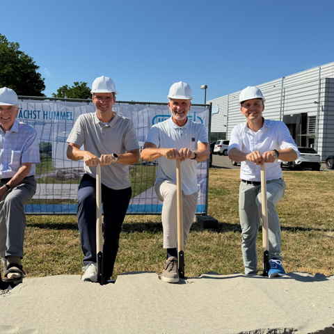 Beim Spatenstich für die Werkserweiterung (v.l.): Helmut Hummel, Holger Hummel, Bernd Hotze (CSO/CTO) und Patrick Kemper (COO/CFO)