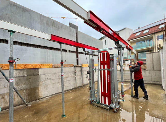 Ein Arbeiter installiert klappMAX von Mayer Schaltechnik auf einer Baustelle