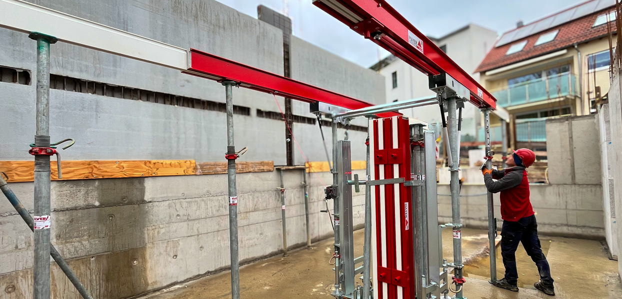 klappMAX: Eine neue Ära in der Deckenschalung? Ein Arbeiter installiert klappMAX von Mayer Schaltechnik auf einer Baustelle