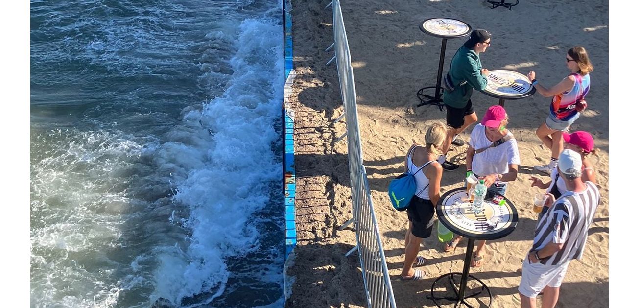 Ein zusätzlich hinter dem Verbau angebrachtes Filtervlies verhinderte Ausspülungen, selbst wenn bei Starkwind Wasser über die Wand schlug. Ein zusätzlich hinter dem Verbau angebrachtes Filtervlies verhinderte Ausspülungen, selbst wenn bei Starkwind Wasser über die Wand schlug.