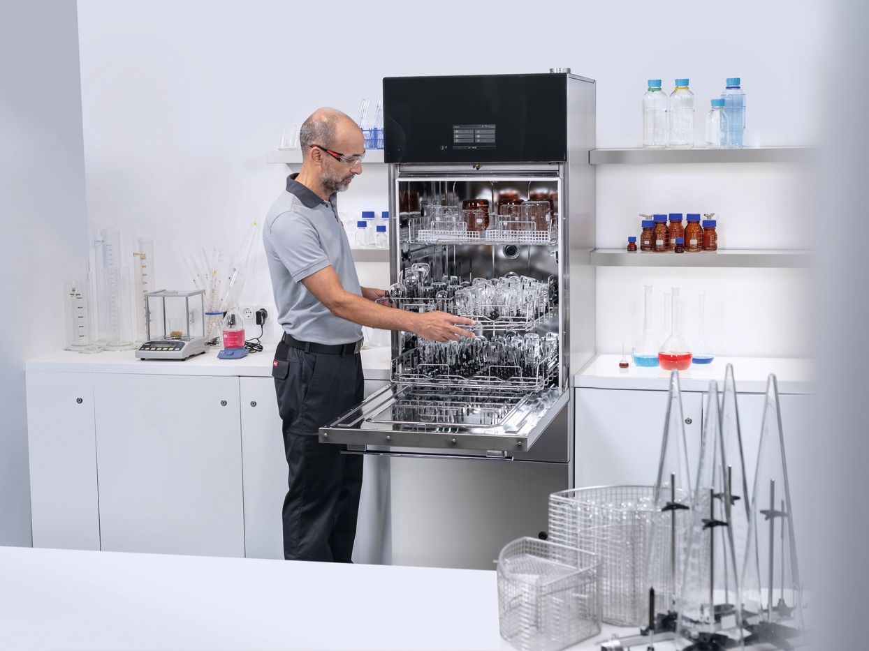 Nachhaltiger reinigen im Labor: Vernetzbare Laborspüler mit reduziertem Wasserverbrauch Laborspüler SlimLine PLW 7111