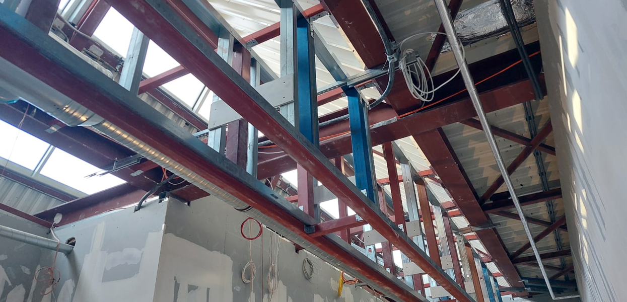 Zu den besonderen Herausforderungen zählte der Bau von Installationswänden mit sehr hoher Lastenanforderung.