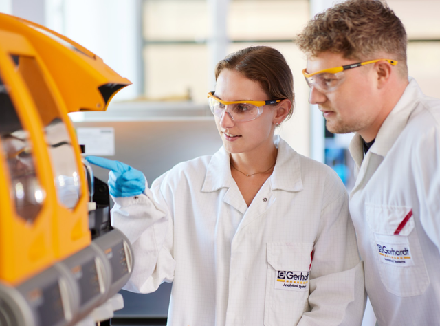 C. Gerhardt: 180 Jahre Unternehmensgeschichte in der analytischen Labortechnik Mitarbeitende der C. Gerhardt GmbH & Co. KG