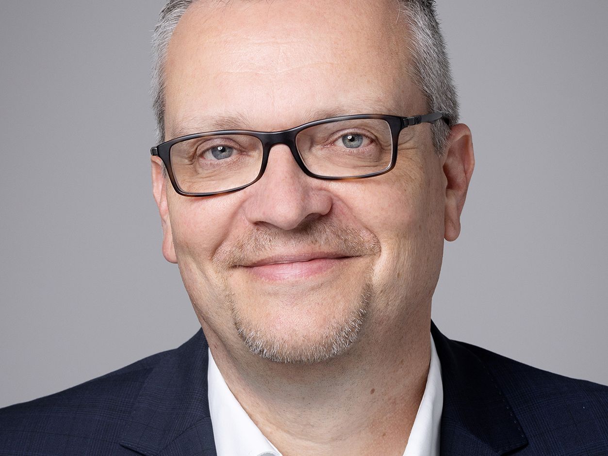René Wolf, CEO von RIB Software, lächelt in die Kamera