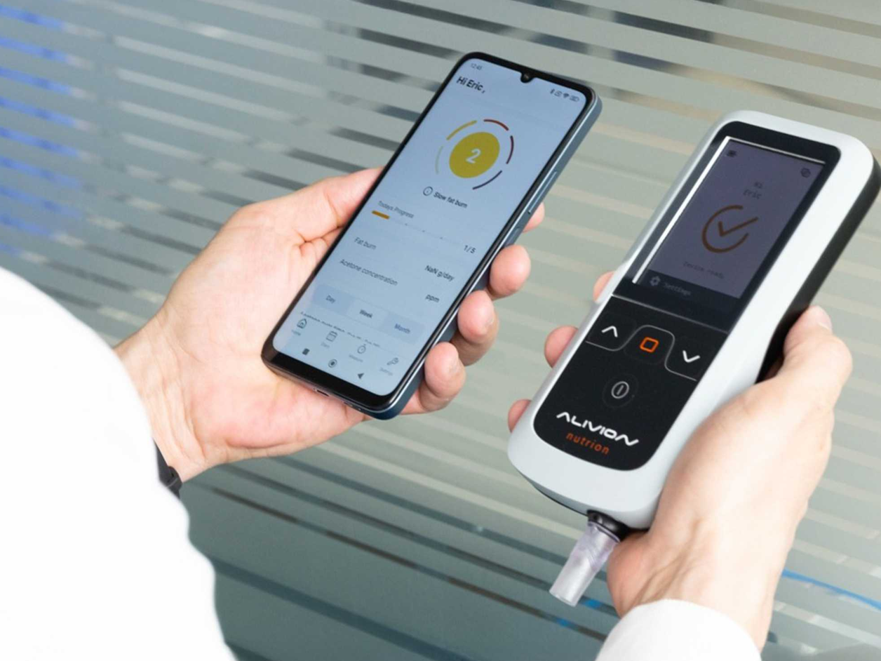 Der Atem-Aceton-Analysator Nutrion wird über eine Smartphone-App bedient und ermöglicht die selbstständige Messung von Atemaceton als Biomarker des Fettstoffwechsels.