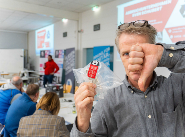 Erfolgreicher 7. Oldenburger Schnittstellentag: Asbest und Gefahrstoffe im Fokus Stefan Bohlken zeigt Asbest den Daumen runter