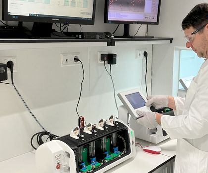 Bioreaktor im Labor mit integrierten Sensoren Forschender im Labor vor einem Bioreaktor mit integrierten Sensoren