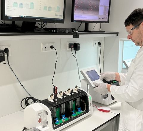 Bioreaktor im Labor mit integrierten Sensoren Forschender im Labor vor einem Bioreaktor mit integrierten Sensoren