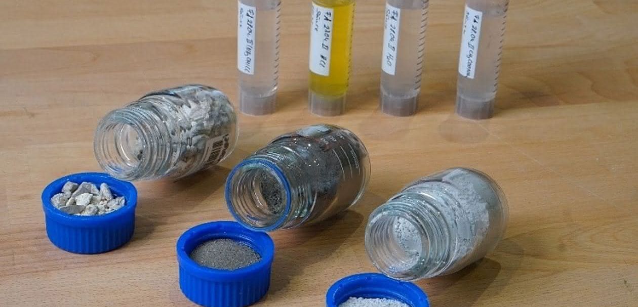 Ascheproben Die untersuchten Ascheproben (vorn) und die Waschwässer, in denen sich die extrahierten Elemente befinden.