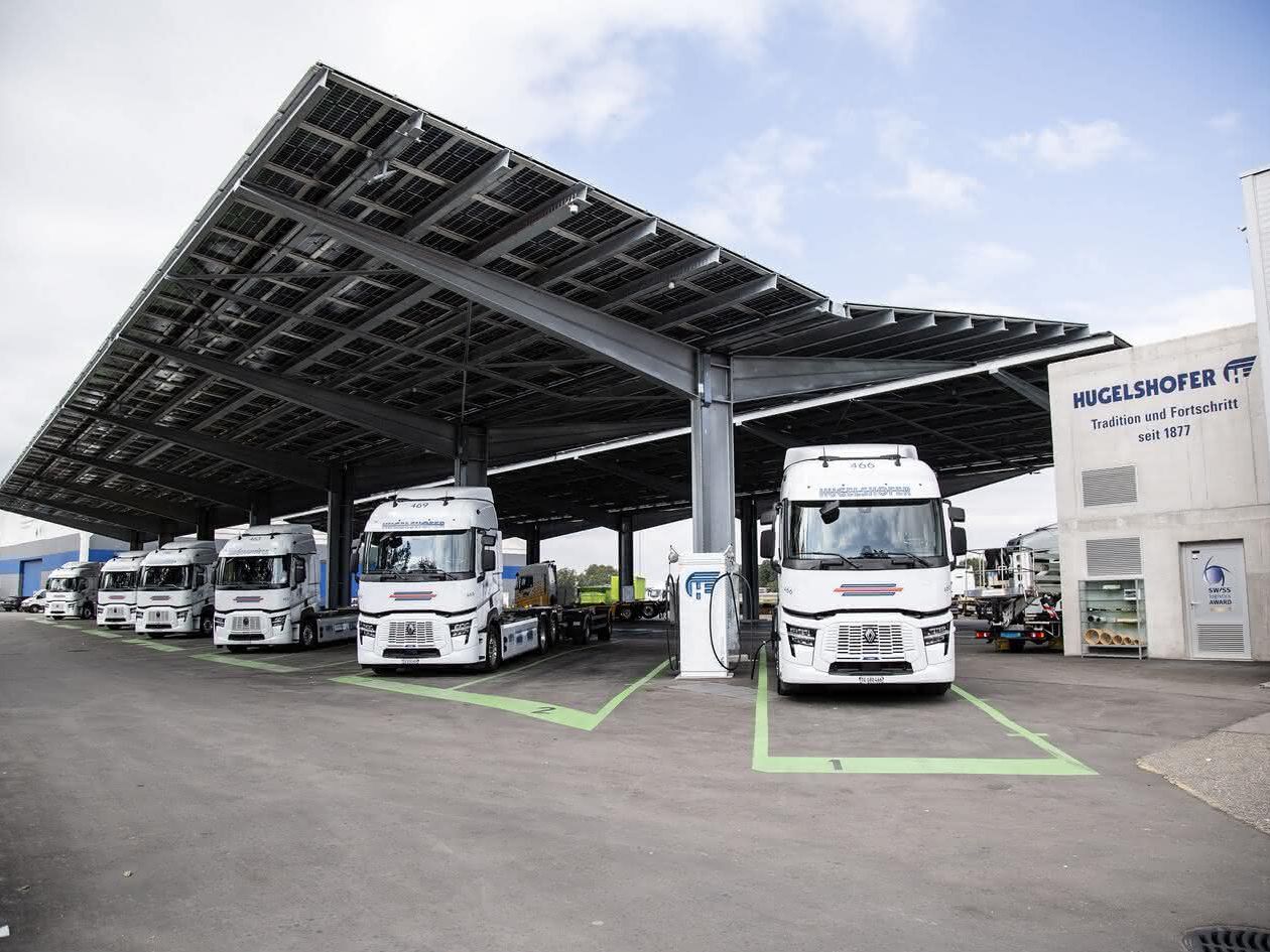 Ein E-Lkw von Renault Trucks beim Laden