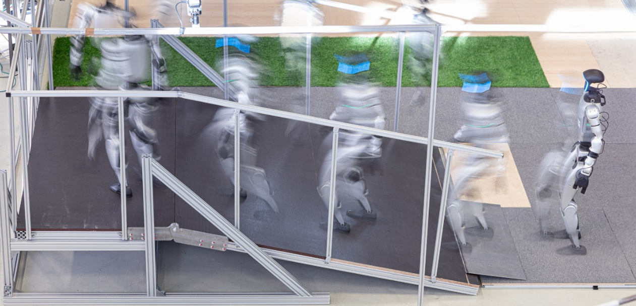 The ability of humanoid robots to stabilize themselves is investigated by means of movements with different walking paths on a ramp. The ability of humanoid robots to stabilize themselves is investigated by means of movements with different walking paths on a ramp.
