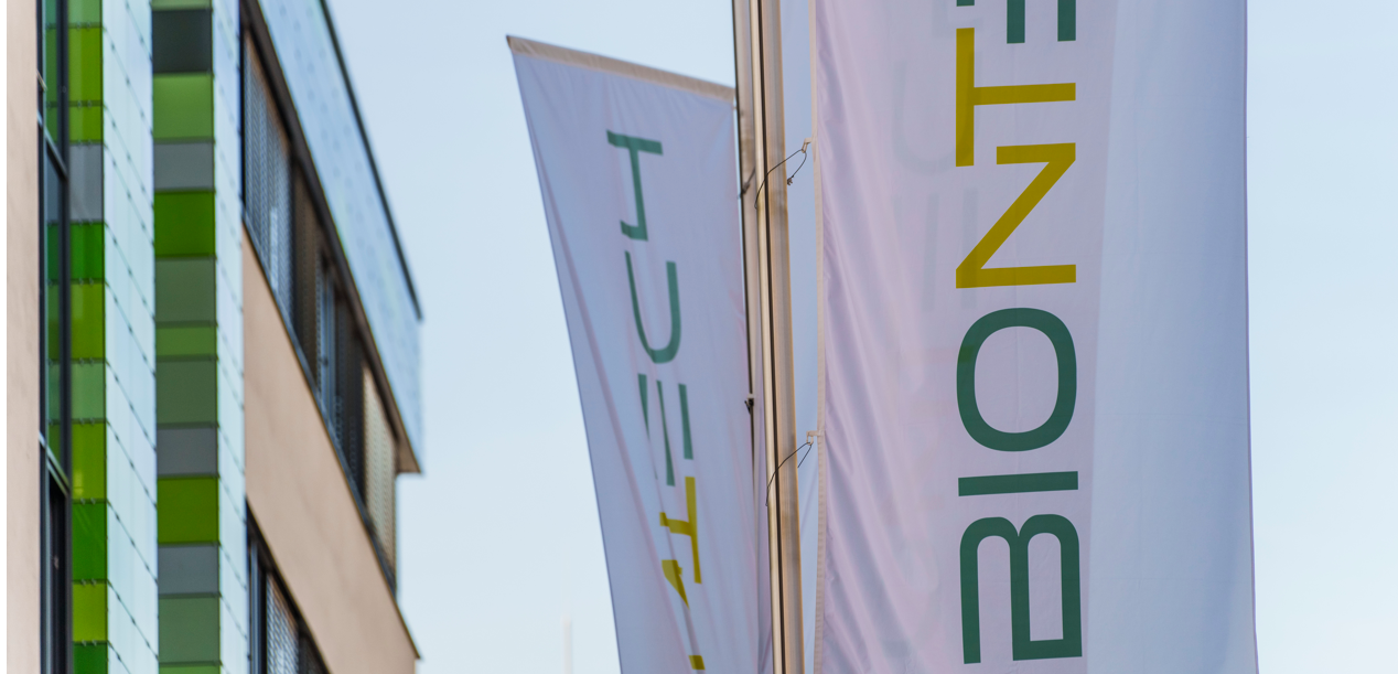 Biontech plant Zulassungsantrag für erstes Krebsmedikament bis Ende 2025 Flaggen am Firmengebäude von Biontech