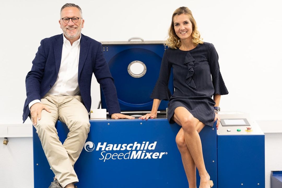 Das Unternehmerpaar Mareike und Fabio Boccola mit einem Großserien-Mischgerät des Familienunternehmens Hauschild SpeedMixer.