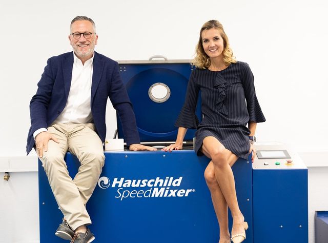 Batterieforschung: Warum der Mischprozess entscheidend ist - Interview mit dem Unternehmerehepaar Boccola Das Unternehmerpaar Mareike und Fabio Boccola mit einem Großserien-Mischgerät des Familienunternehmens Hauschild SpeedMixer.