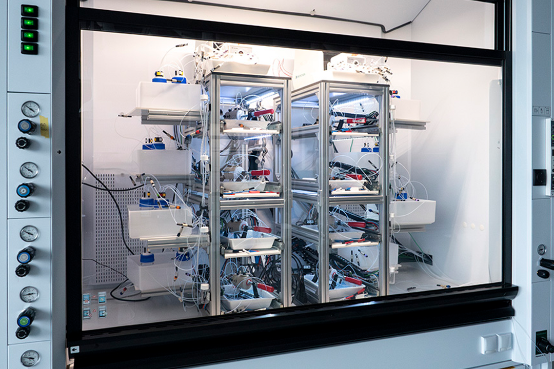Aus industriellen Emissionen neue Chemikalien gewinnen - Wenn CO₂ zum Rohstoff wird Dank dem Parallelreaktor für die CO₂-Elektrolyse im Empa-Labor «Materials for Energy Conversion» können die Forschenden die Leistung des Katalysators untersuchen.