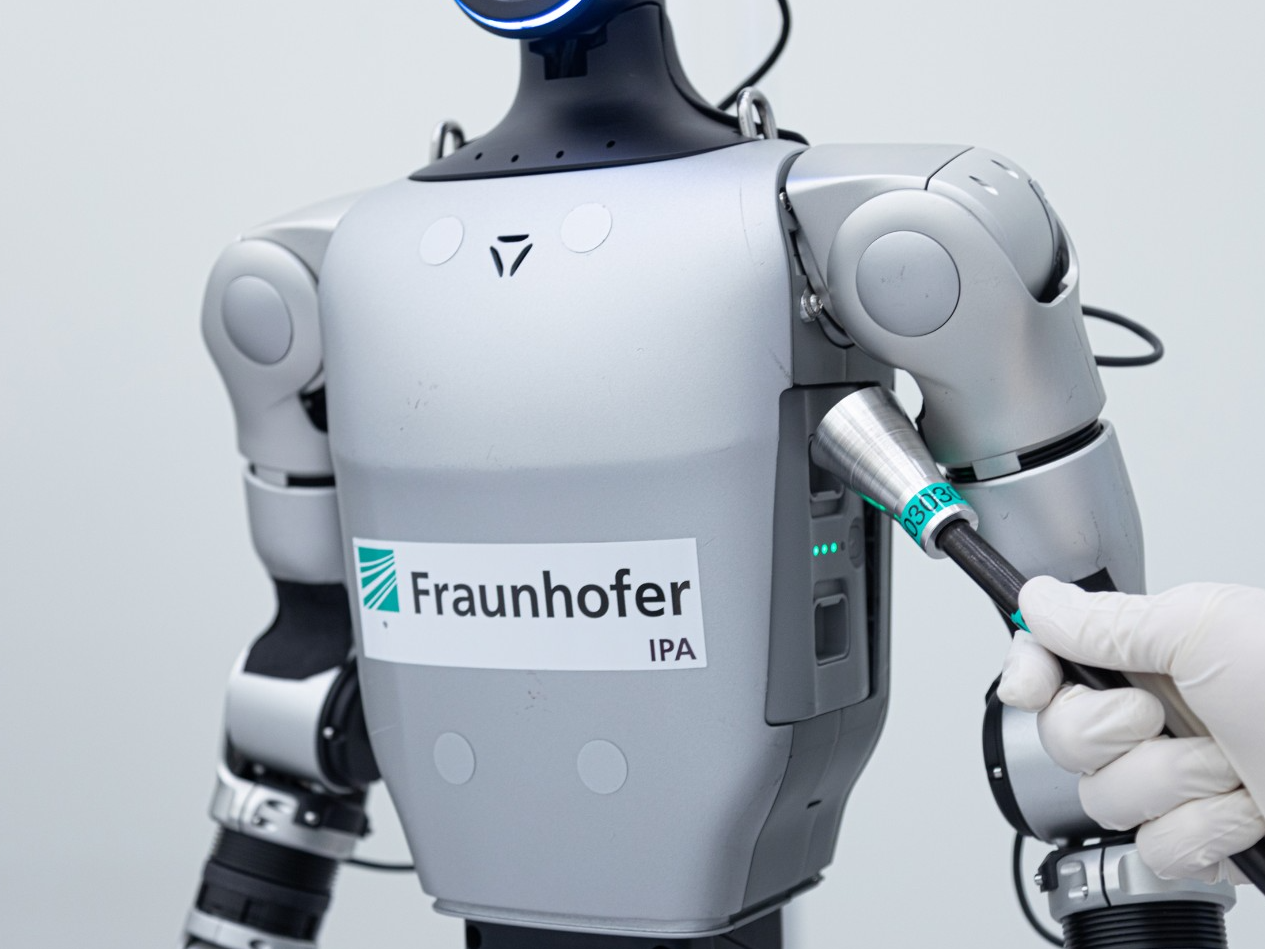 Mit einem Messrohr wird die Partikelemission des humanoiden Roboters in einer Reinraumumgebung ermittelt. Mit einem Messrohr wird die Partikelemission des humanoiden Roboters in einer Reinraumumgebung ermittelt.
