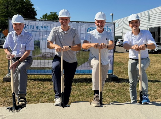 Beim Spatenstich für die Werkserweiterung (v.l.): Helmut Hummel, Holger Hummel, Bernd Hotze (CSO/CTO) und Patrick Kemper (COO/CFO)