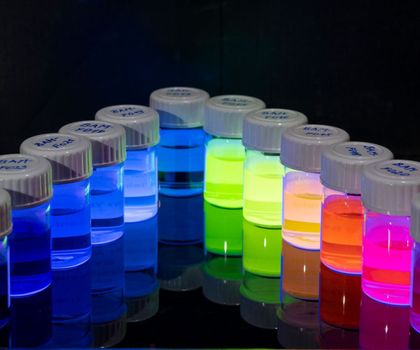 Im Projekt werden u.a. optisch aktive Nanopartikel untersucht. Hier als Symbolbild: bunt gefüllte Gläschen.