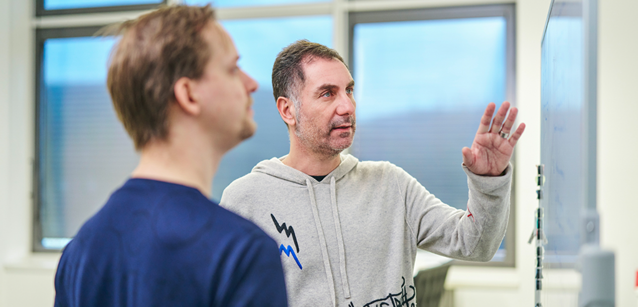 Darm-Enzyme und Ernährung: Warum gesunde Ernährung bei jedem ander wirkt Ein internationales Team um Microverse-Professor Gianni Panagiotou hat einen Mechanismus entdeckt, der bestimmt, wie unser Darmmikrobiom gesunde Pflanzenstoffe verarbeitet.