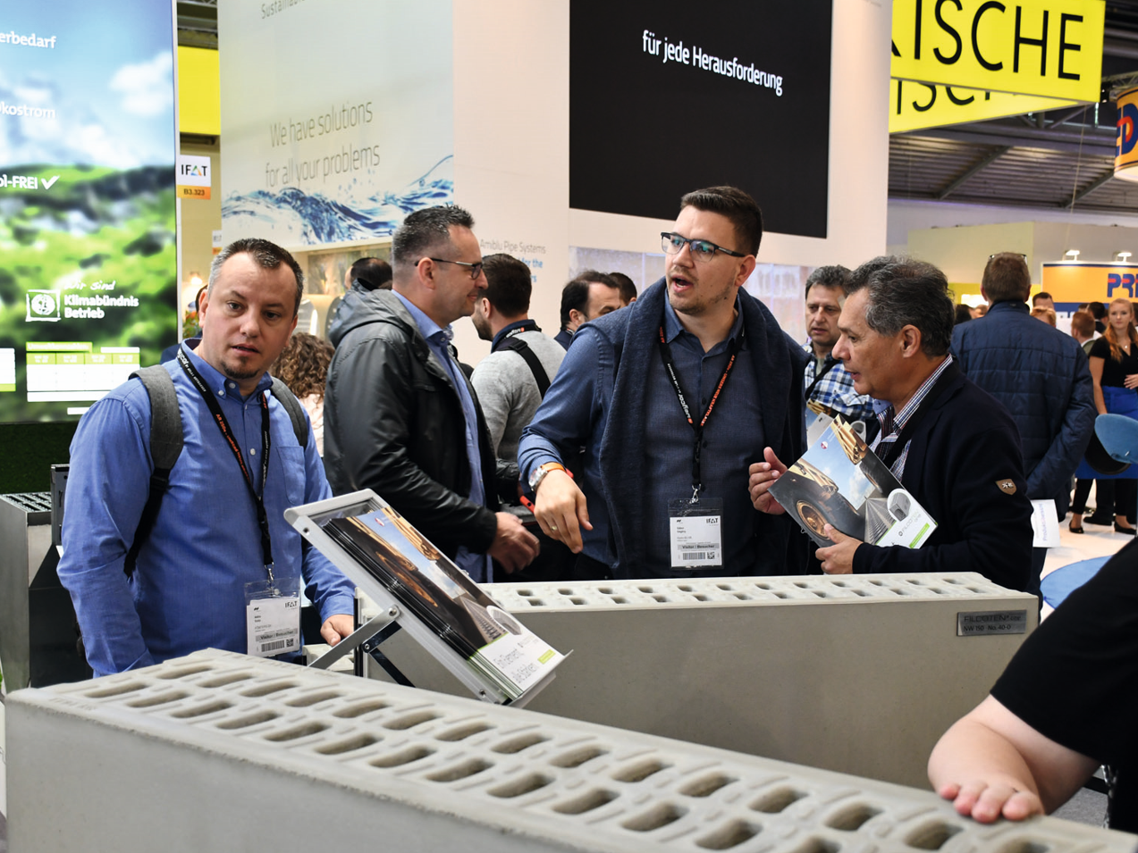 Auch auf dem Messestand zu sehen: Die neuen Design-Längsstabroste für die Entwässerungslinie BG-FLEX® FA zeichnen sich durch 2-fach-Verschraubung je Meter sowie eine filigrane Eleganz und hohe Verarbeitungsqualität aus.
