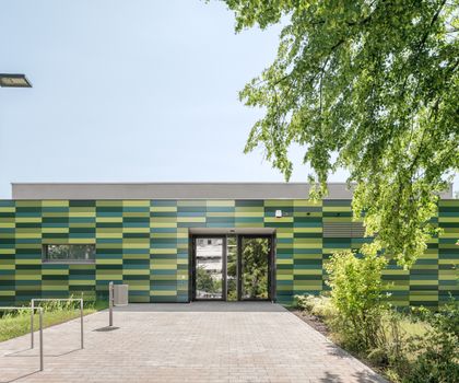 Leipfinger-Bader - Tonality-Keramikfassade prägt neue Inklusionssporthalle