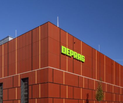 Keramische Vertikalfassade für den Industriebau von Leipfinger-Bader