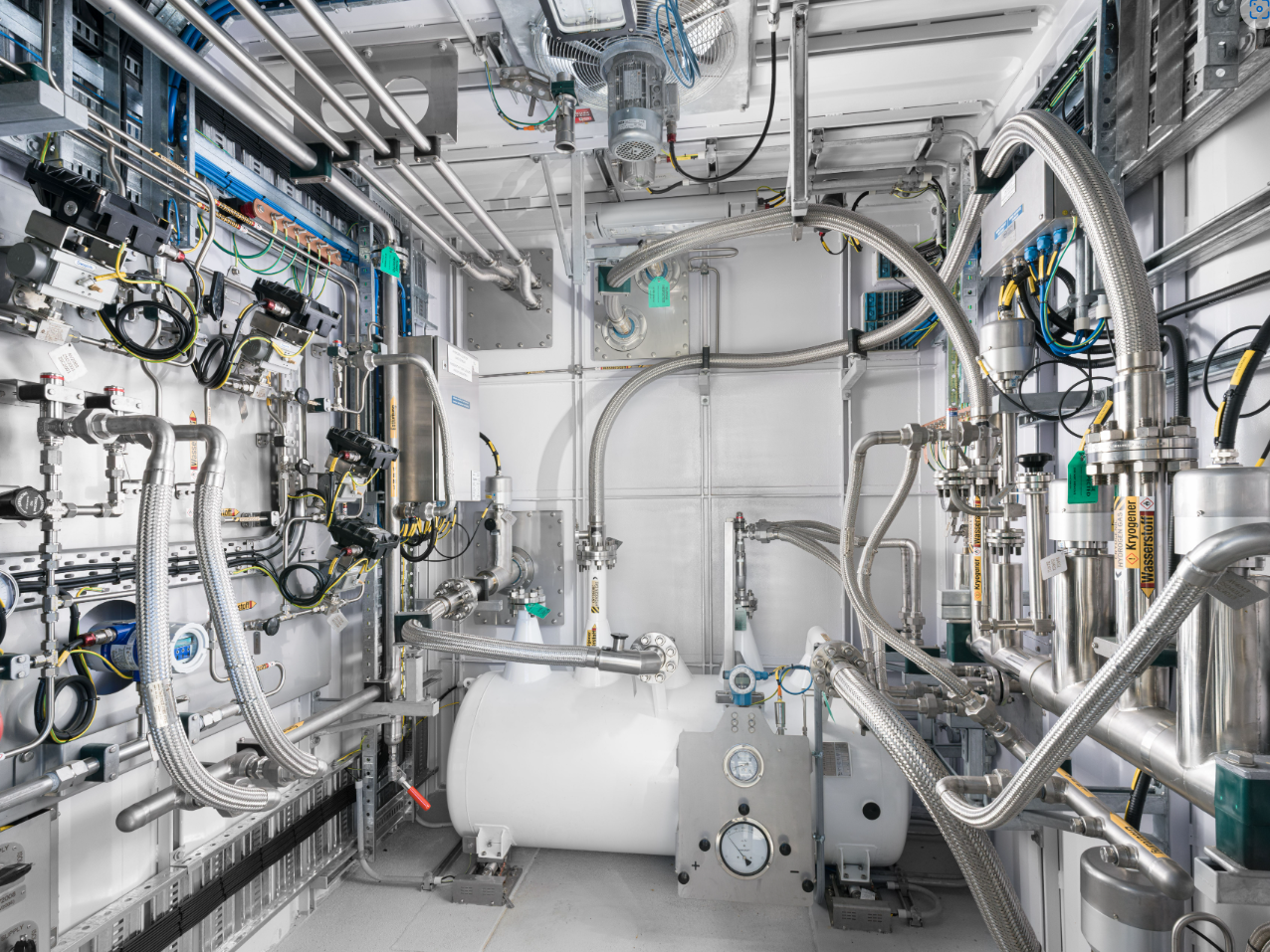 Wasserstoff industriell: Der Verflüssiger kühlt Wasserstoff-Gas auf kryogene Temperaturen (<20 K). Die so gewonnene Flüssigkeit ermöglicht Synergien mit supraleitenden Bauteilen.