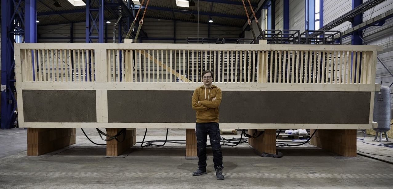 Julian Trimmer vor Lehm-Holz-Massivdecke