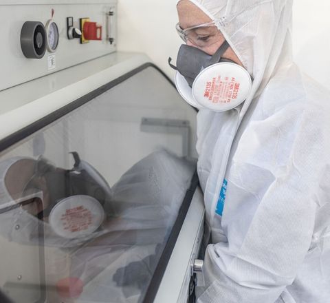Im Gefahrstofflabor des Fraunhofer IBP werden Asbest und andere mineralische Schadstoffe nach geltenden technischen Regeln untersucht und neue Prüfverfahren validiert.