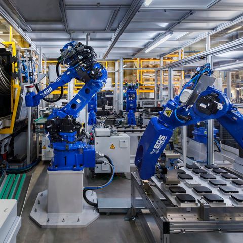 Hochautomatisiertes Spritzgießen: Sechsachsroboter automatisieren die komplette Handhabung